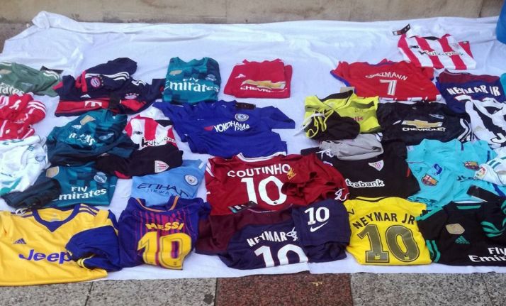 Prendas a la venta por un mantero en una imagen de archivo. 