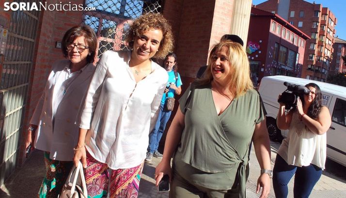 Dolors Montserrat, entre Marimar Angulo (izda.) y Yolanda de Gregorio. /SN