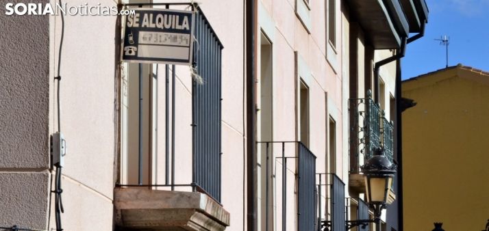 Un cartel de alquiler en una vivienda de la capital. /SN