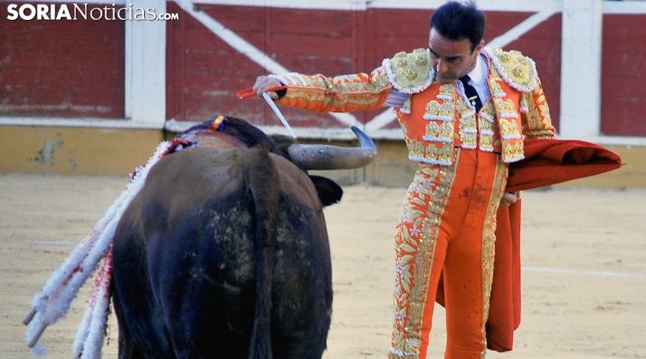 Ponce, durante la faena al segundo de su lote en el Domingo de Calderas. /SN