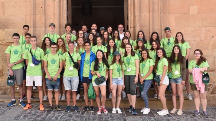Los estudiantes participantes en la puerta del IES Machado. /Jta.