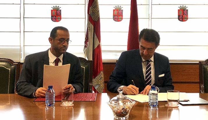 Suárez-Quiñones y Majid Ali Al Mansouri en la firma del acuerdo. /Jta.