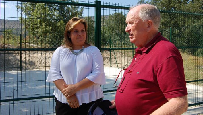 La vicepresidenta de la Diputación y el alcalde de Cidones en el área de Villaverde del Monte. /Dip.