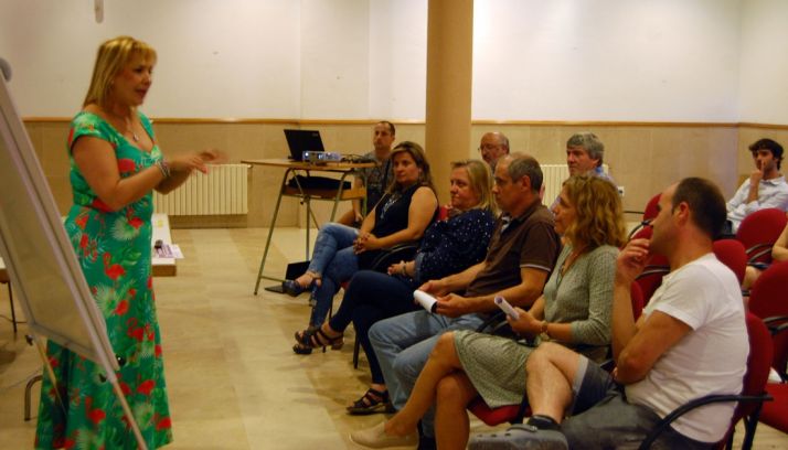 La alcaldesa, (2ª al fondo) en la jornada. /Dip.