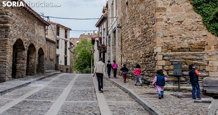 Niños en el pueblo de Yanguas.
