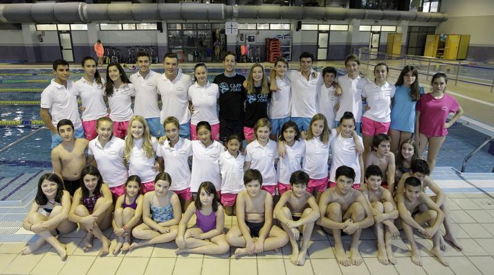 Foto de familia de los deportistas del club. /CNS