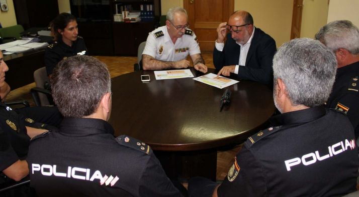 El subdelegado, (dcha.) con el jefe de la Comisaría, Luis Gibert. 