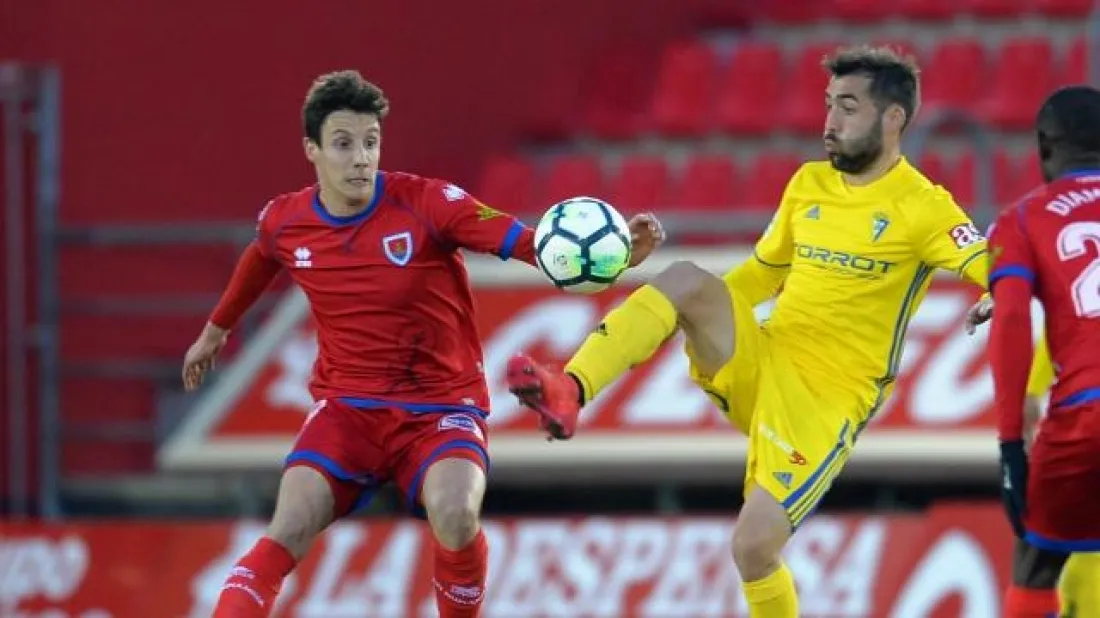 Guillermo, ante un defensor del Cádiz en Los Pajaritos. LaLiga