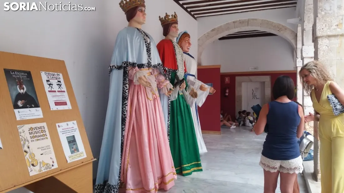 Gigantes y Cabezudos en El Burgo de Osma. SN