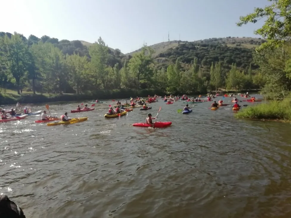 Foto 7 - Docenas de pirag&uuml;istas, en la XVII Traves&iacute;a por el Duero celebrada en Soria