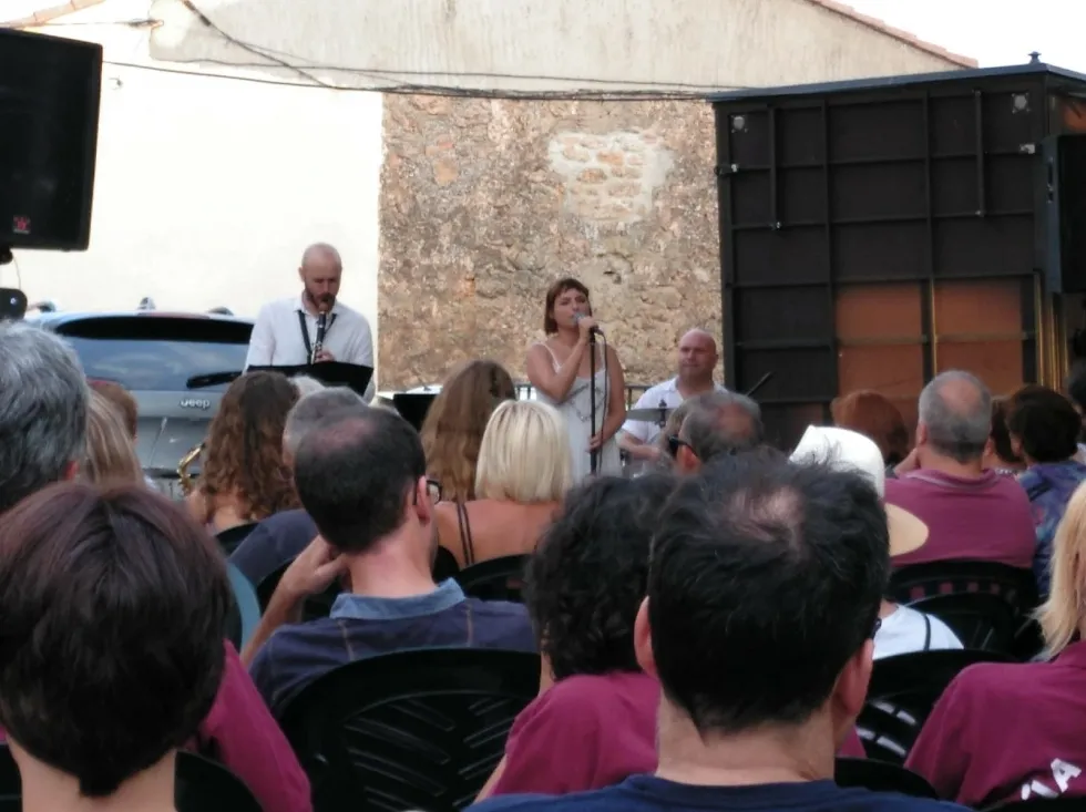 Imágenes de la caldereta y el concierto de Mara Row. /Leopoldo Torre