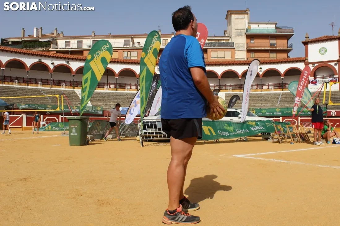 Segunda jornada de Voley Plaza en La Chata. Bernat Díez 