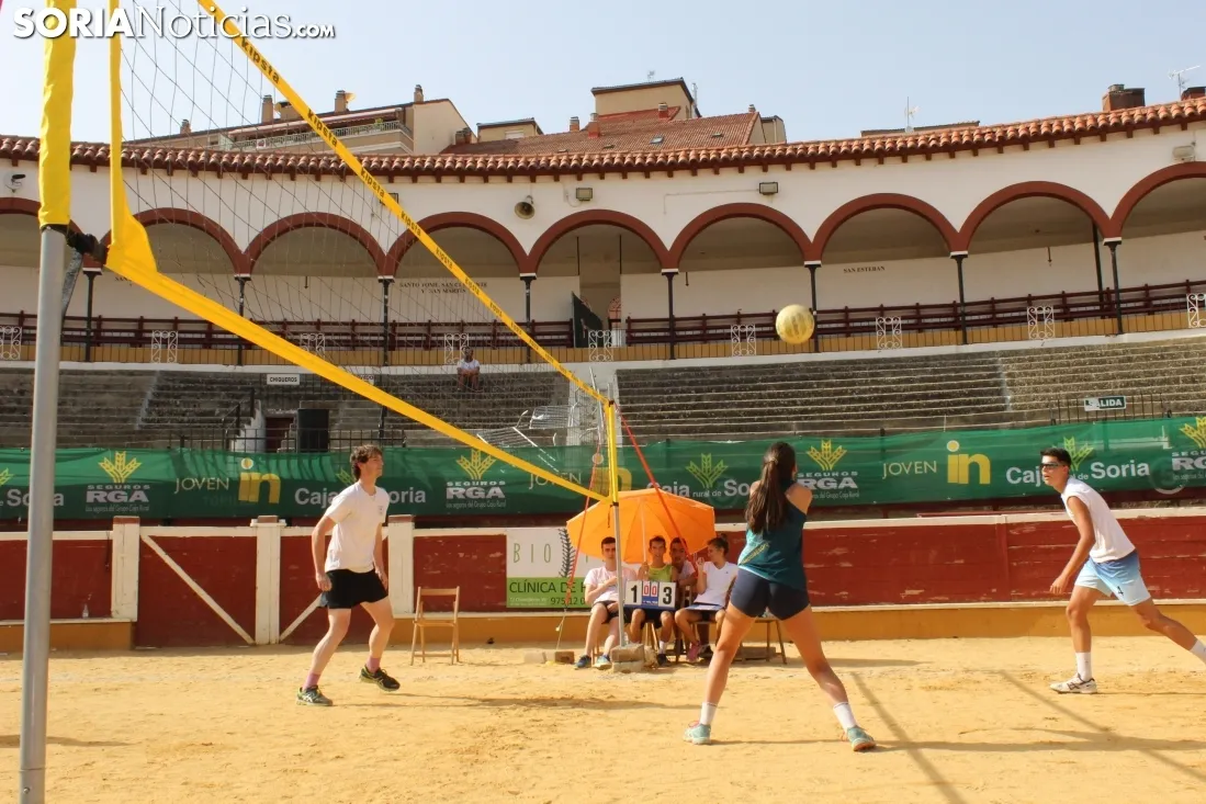 Segunda jornada de Voley Plaza en La Chata. Bernat Díez 