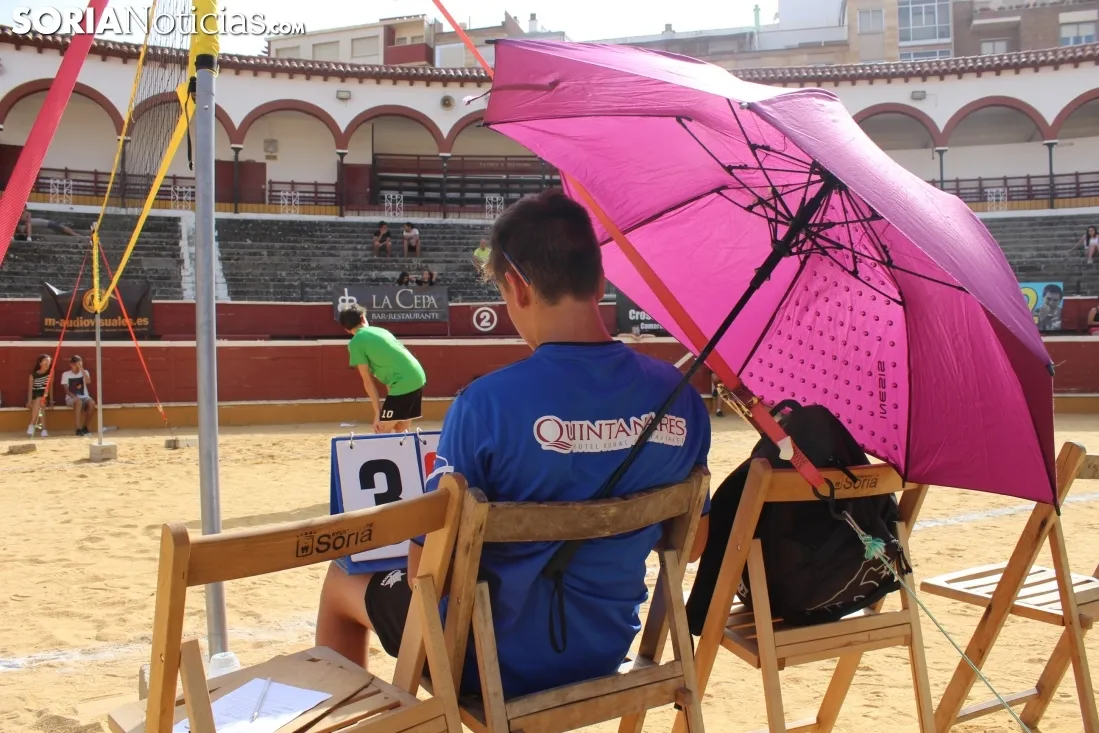 Segunda jornada de Voley Plaza en La Chata. Bernat Díez 
