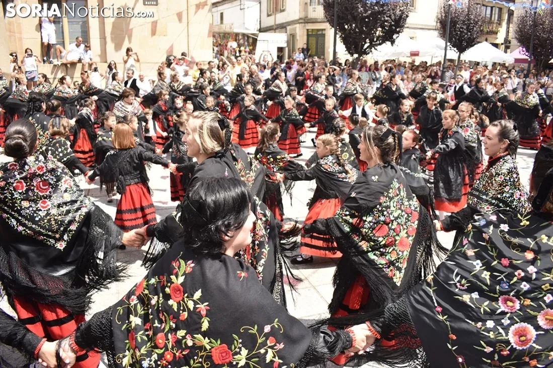 imágenes del baile de La Rueda en Covaleda. /EM