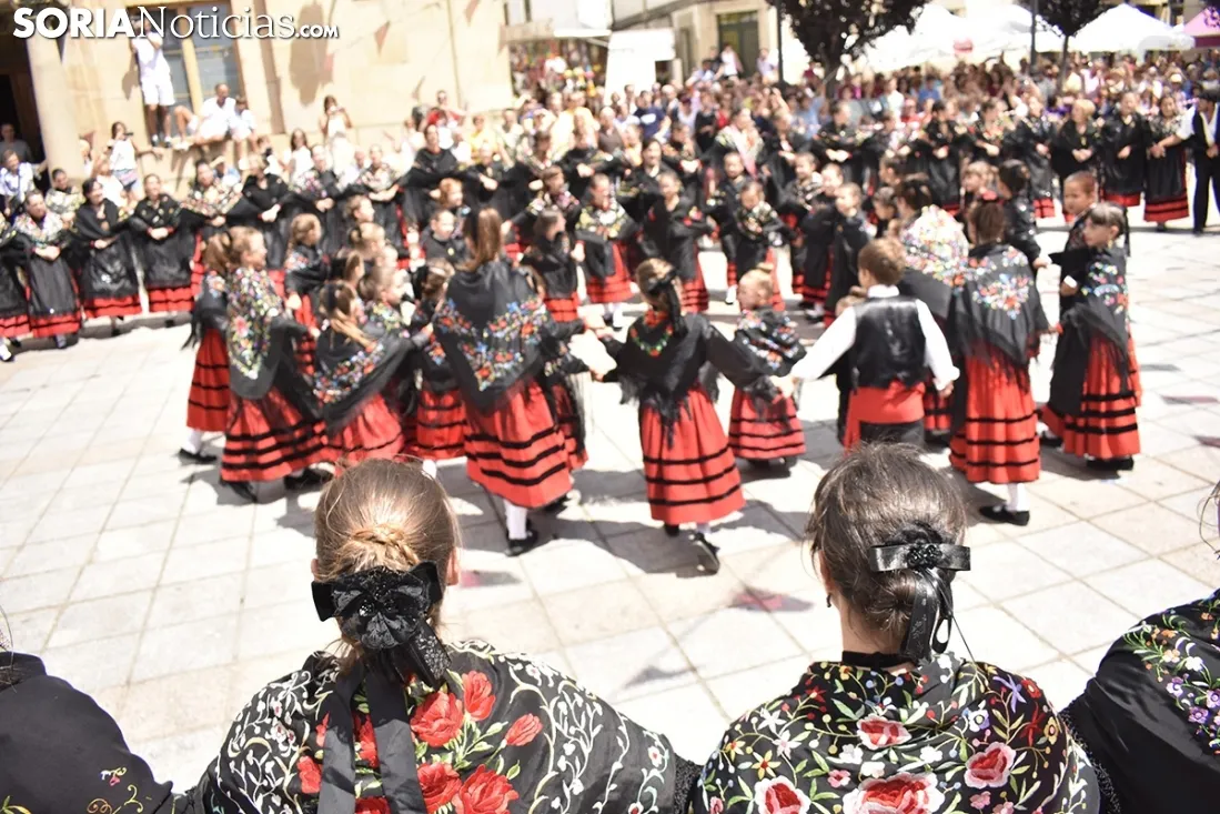 imágenes del baile de La Rueda en Covaleda. /EM