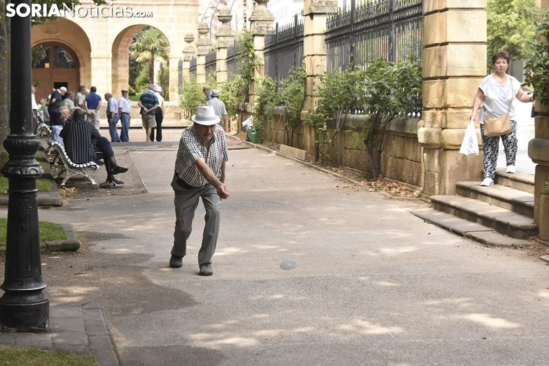 Juegos tradicionales en el lateral de la Dehesa. /EM