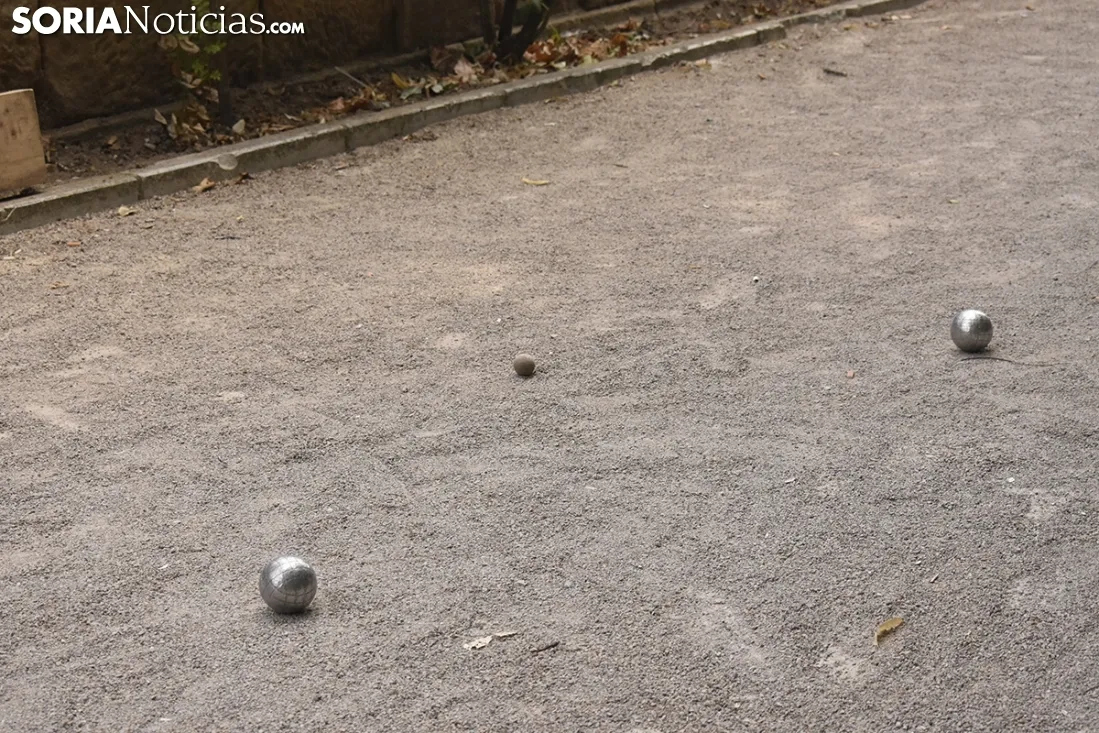 Juegos tradicionales en el lateral de la Dehesa. /EM