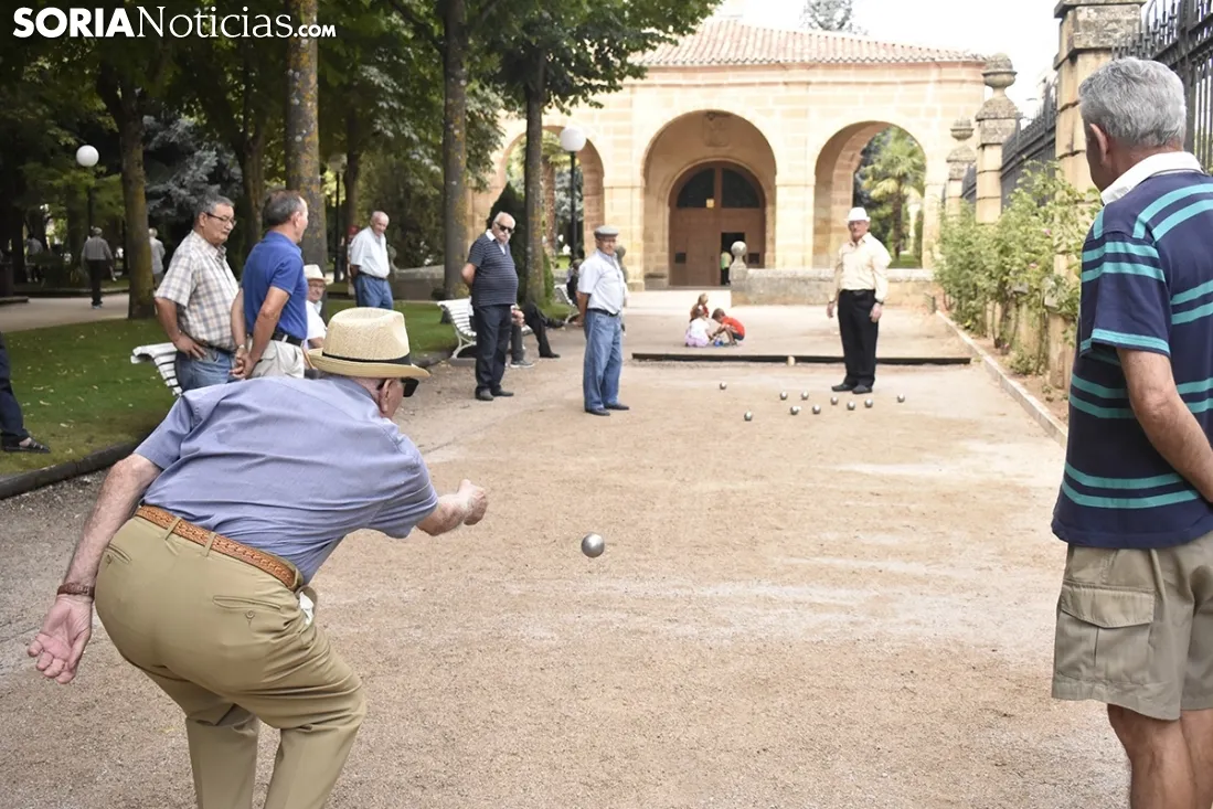 Juegos tradicionales en el lateral de la Dehesa. /EM