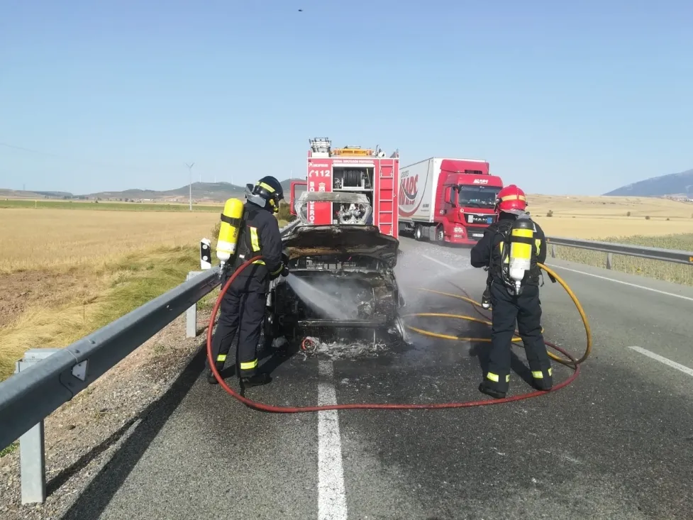 Foto 2 - Dos veh&iacute;culos incendiados en Matalebreras por el calor