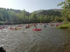 Foto 7 - Docenas de pirag&uuml;istas, en la XVII Traves&iacute;a por el Duero celebrada en Soria