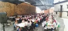 Imágenes de la caldereta y el concierto de Mara Row. /Leopoldo Torre