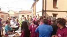 Imágenes de la caldereta y el concierto de Mara Row. /Leopoldo Torre