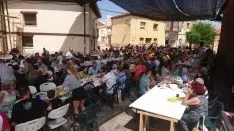 Imágenes de la caldereta y el concierto de Mara Row. /Leopoldo Torre