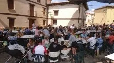 Imágenes de la caldereta y el concierto de Mara Row. /Leopoldo Torre