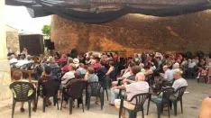 Imágenes de la caldereta y el concierto de Mara Row. /Leopoldo Torre
