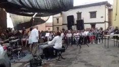 Imágenes de la caldereta y el concierto de Mara Row. /Leopoldo Torre
