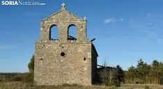 Imagen del templo, con la cruz sobre su espadaña antes del expolio. /SN