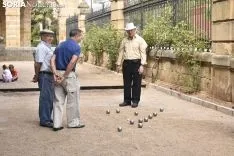 Juegos tradicionales en el lateral de la Dehesa. /EM