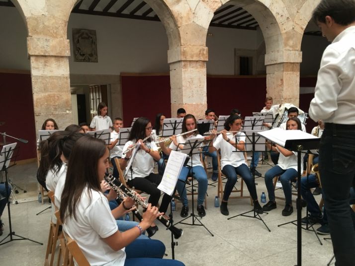 Imposición de pañuelos a los niños nacidos en 2017 y concierto burgense de la Banda Joven. Ayuntamiento de El Burgo de Osma.