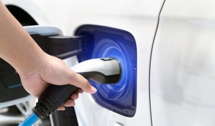 El número de vehículos eléctricos en circulación en España se ha triplicado en cinco años, hasta 27.689 unidades