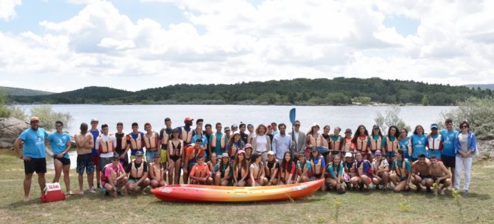 Jóvenes en las actividades de verano de la Junta este mes de julio en el pantano. 