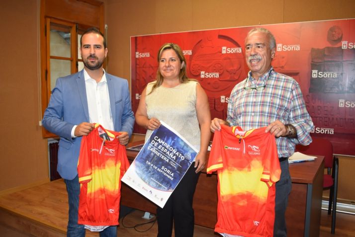 Roberto Coca, Esther Pérez y Ángel Hernández presentan el campeonato de ciclismo en el Consistorio de Soria. Ayuntamiento de Soria.