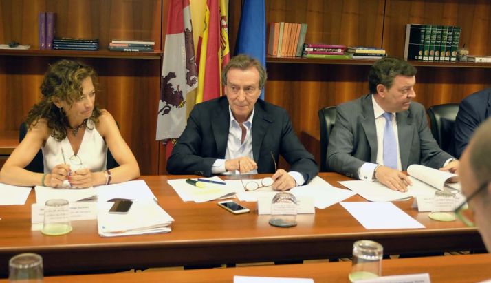 De Santiago Juárez (ctro.) en la reunión del Consejo este martes. /Jta.