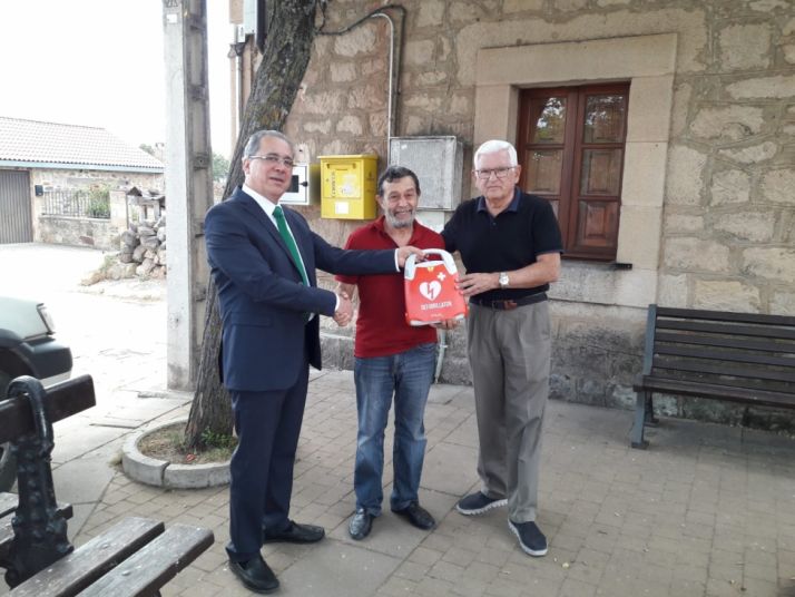 La Fundación Científica de Caja Rural entrega un desfibrilador a la Asociación de Pedrajas