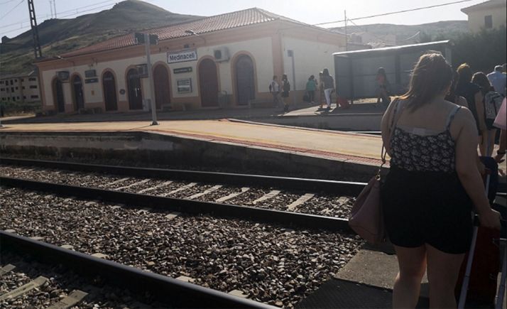 Los viajeros tras desembarcar en Medinaceli para continuar por autobús su viaje hasta Soria. /Twitter
