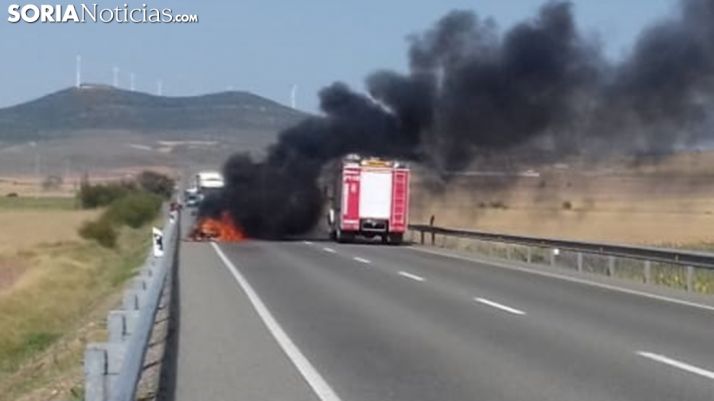 Dos vehículos incendiados en Matalebreras por el calor
