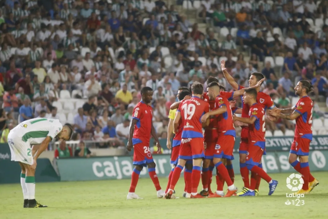 Los jugadores rojillos celebran uno de los tantos. LFP