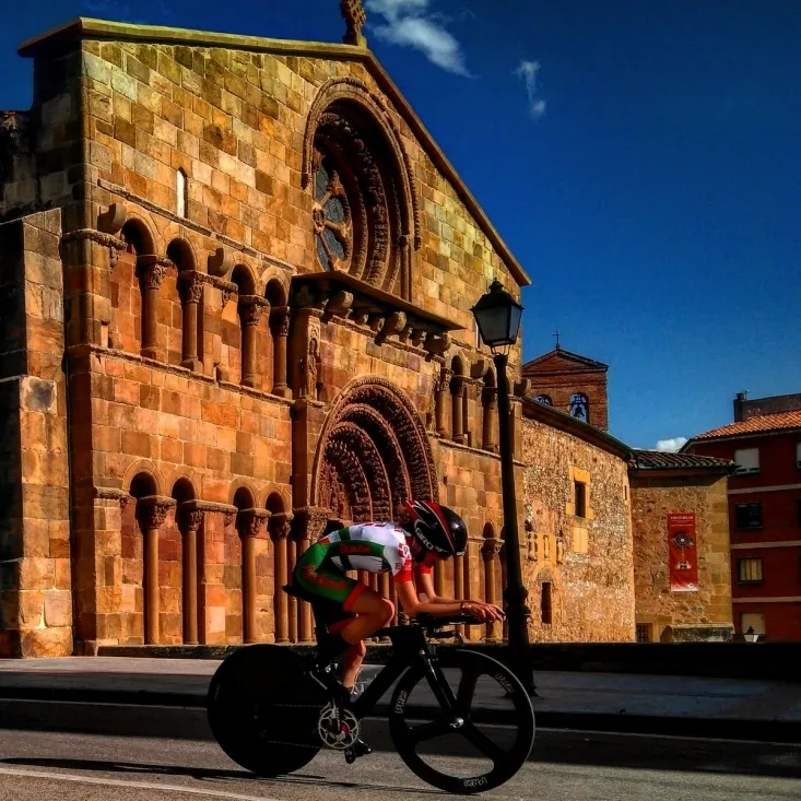 Bella imagen de una corredora a la altura de Santo Domingo. /Herminio Hernández