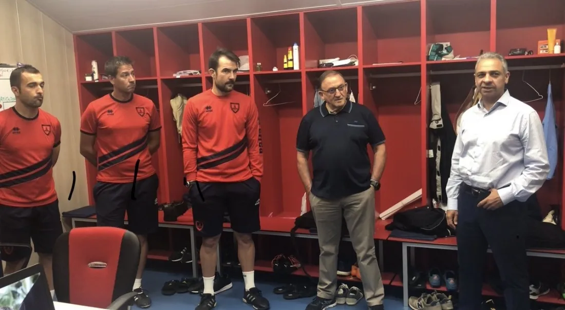 El nuevo presidente del Numancia baja al vestuario y charla con la plantilla rojilla 