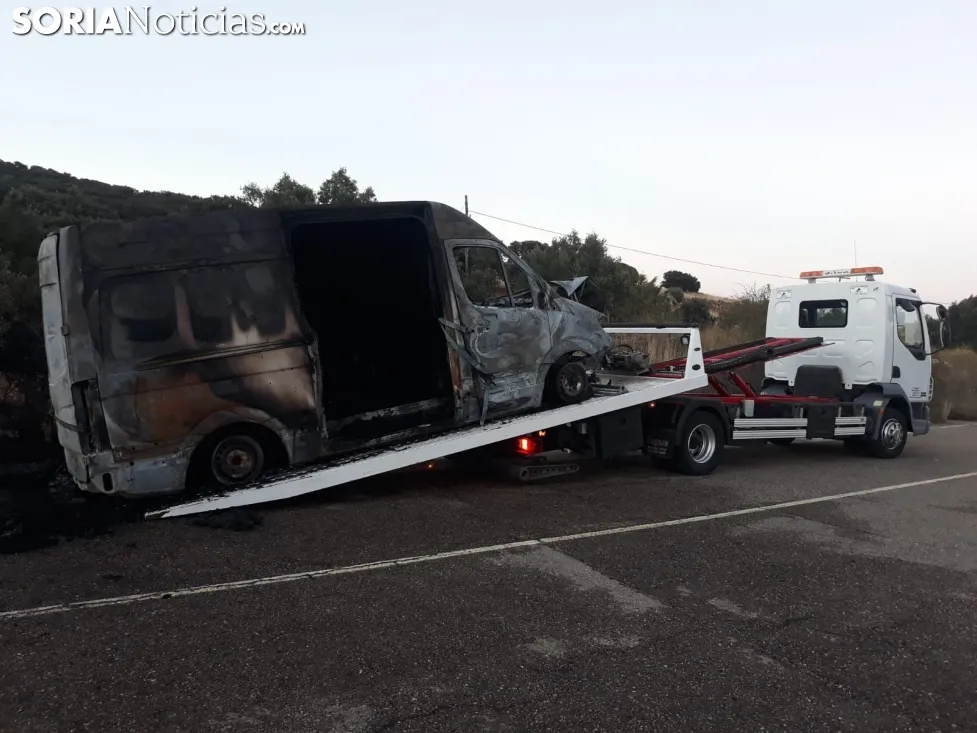 Restos del vehículo tras el incendio. /SN