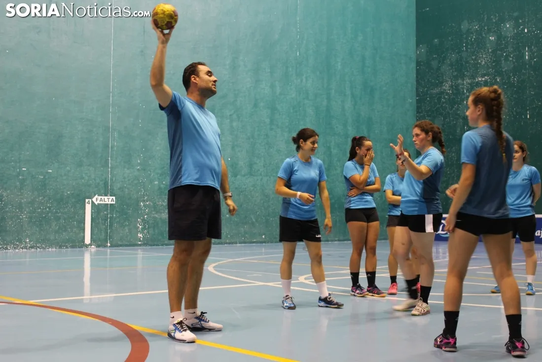 Juan Carlos Vera dirige una sesión en el polideportivo agredeño. 