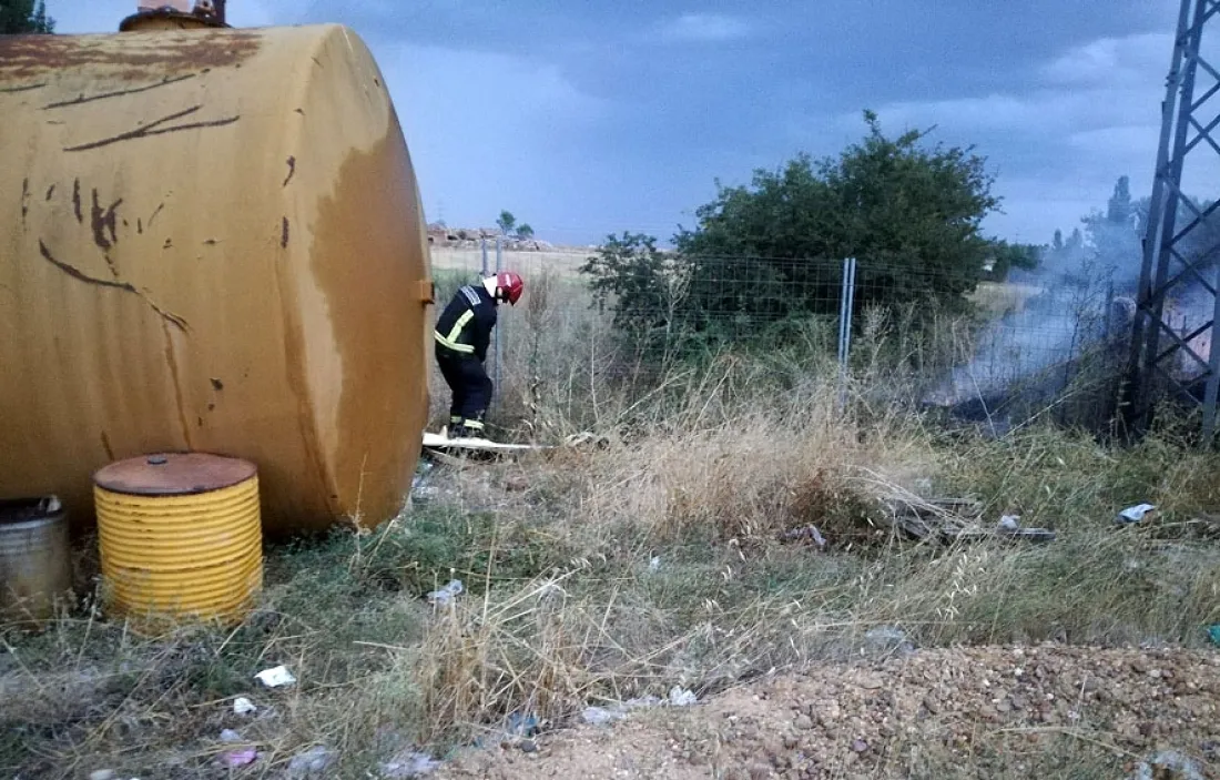Foto 2 - Arde una porci&oacute;n de terreno cercano a la gasolinera de Almaz&aacute;n