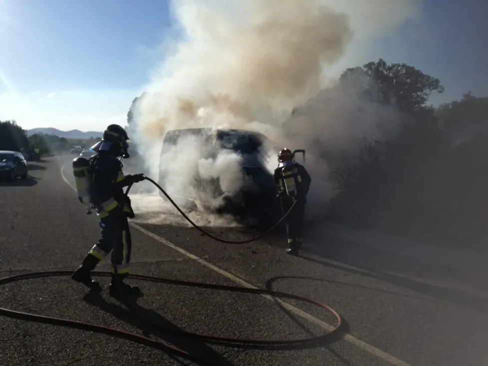 Foto 9 - Arde una furgoneta en la 234 a la altura de Ciria