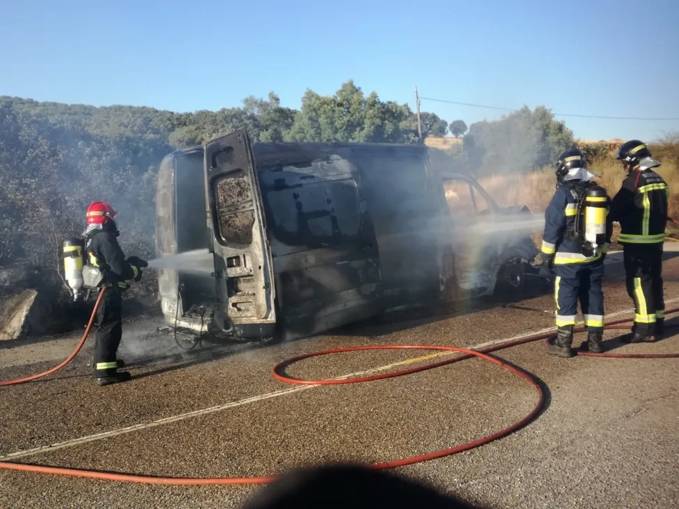 Foto 8 - Arde una furgoneta en la 234 a la altura de Ciria