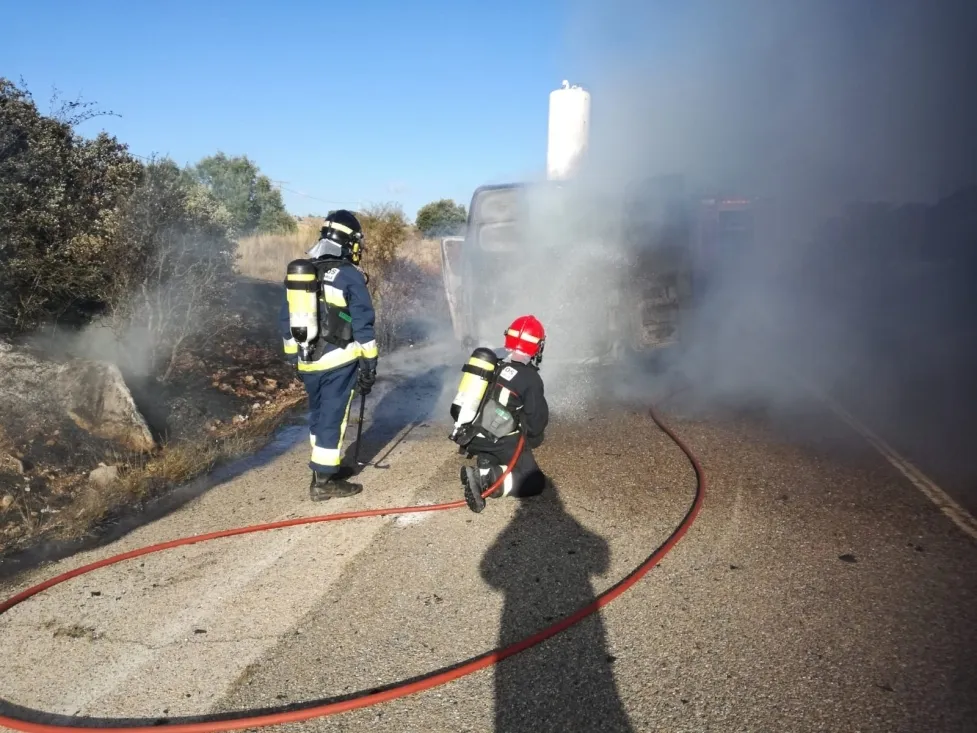 Foto 7 - Arde una furgoneta en la 234 a la altura de Ciria